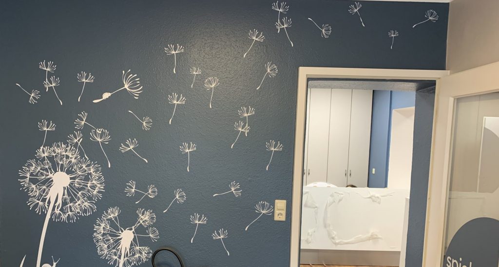 Folienplot auf Wand